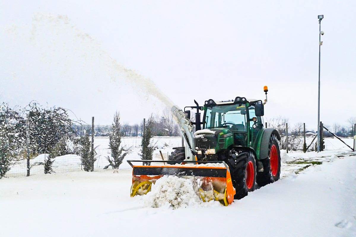 sgombero neve con trattore attrezzato