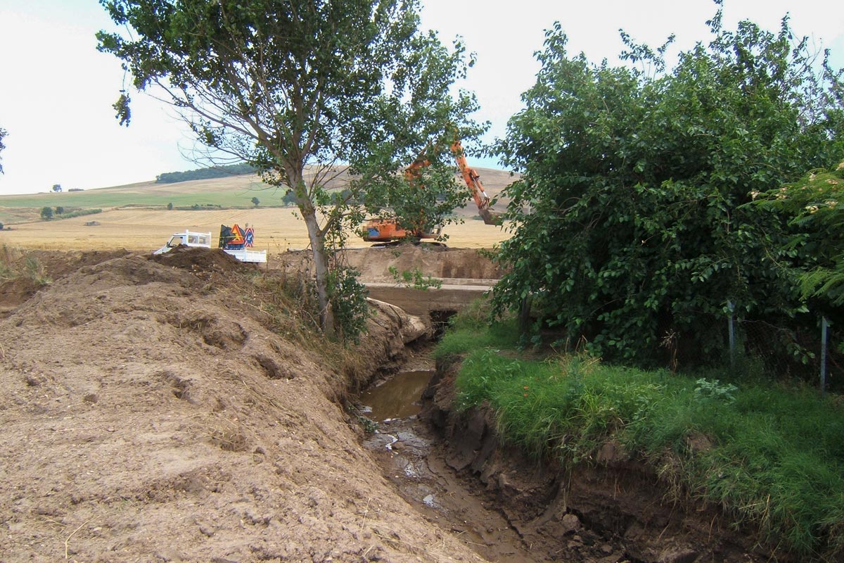 disostruzione canale stradale con escavatore