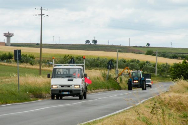 sfalcio erba su strada provinciale